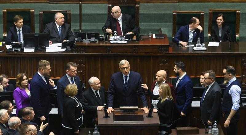 Jaki po angielsku w parlamencie? Właściwe określenie i przykłady użycia 2026